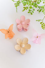 Load image into Gallery viewer, Daisy Claw in Light Pink