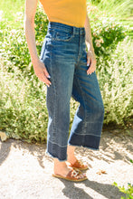 Load image into Gallery viewer, Olivia Wide Leg Cropped Jeans