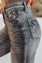 Load image into Gallery viewer, MUST HAVE SLENDERIZING AND CURVE SHAPING JEANS
