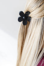 Load image into Gallery viewer, Daisy Claw in Black
