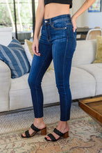 Load image into Gallery viewer, Jill Mid-Rise Classic Skinny

