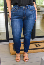 Load image into Gallery viewer, Jill Mid-Rise Classic Skinny

