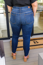 Load image into Gallery viewer, Jill Mid-Rise Classic Skinny
