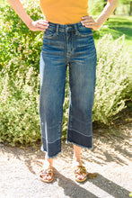 Load image into Gallery viewer, Olivia Wide Leg Cropped Jeans
