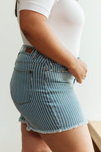 Load image into Gallery viewer, Park Striped Shorts
